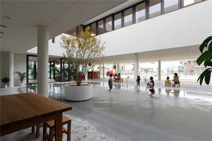 熊本縣明亮開放的幼兒園中庭裝修設計