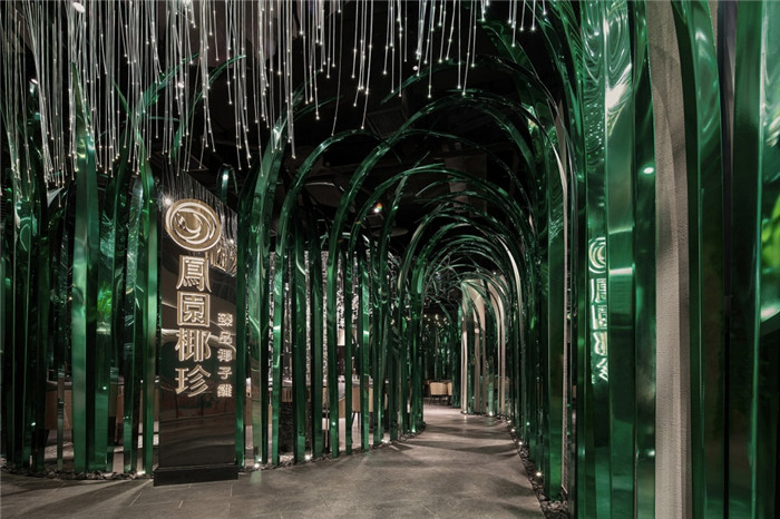 超有創意的奇幻椰林主題椰子雞火鍋店裝修實景圖