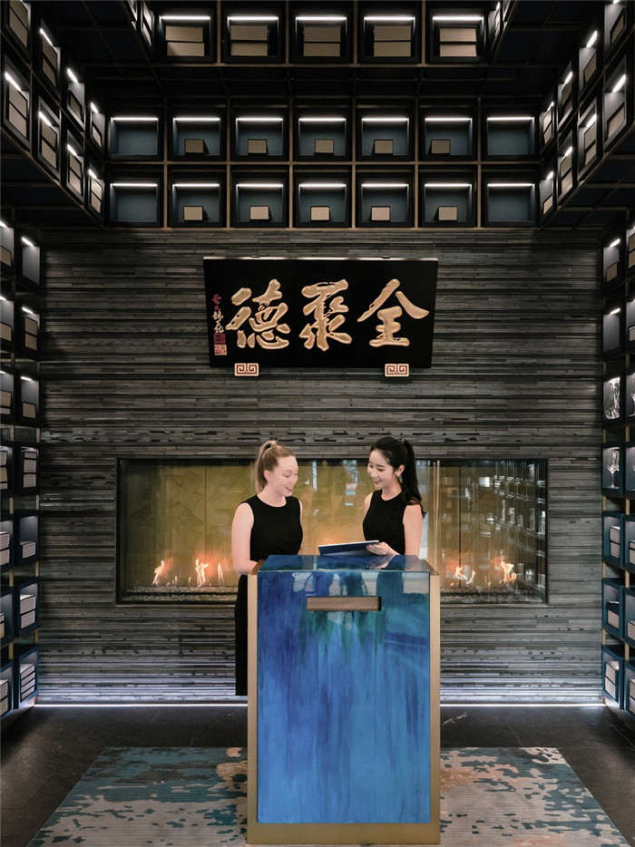 5D全沉浸式餐廳設計   溫哥華全聚德北京烤鴨店入口接待區裝修設計