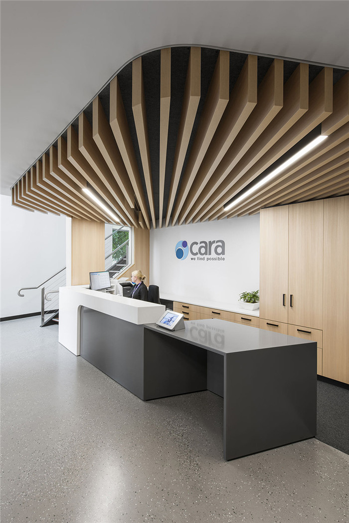 辦公室前臺裝修-鄭州辦公室裝修推薦沉穩大氣的Cara總部辦公室裝修