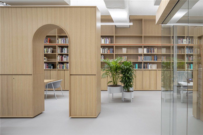 辦公室書架裝修設計-如藝術展館般的博物館辦公室裝修設計方案